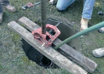 Elément du forage en sortie du puits, préparation à l'extraction de la pompe du puits.